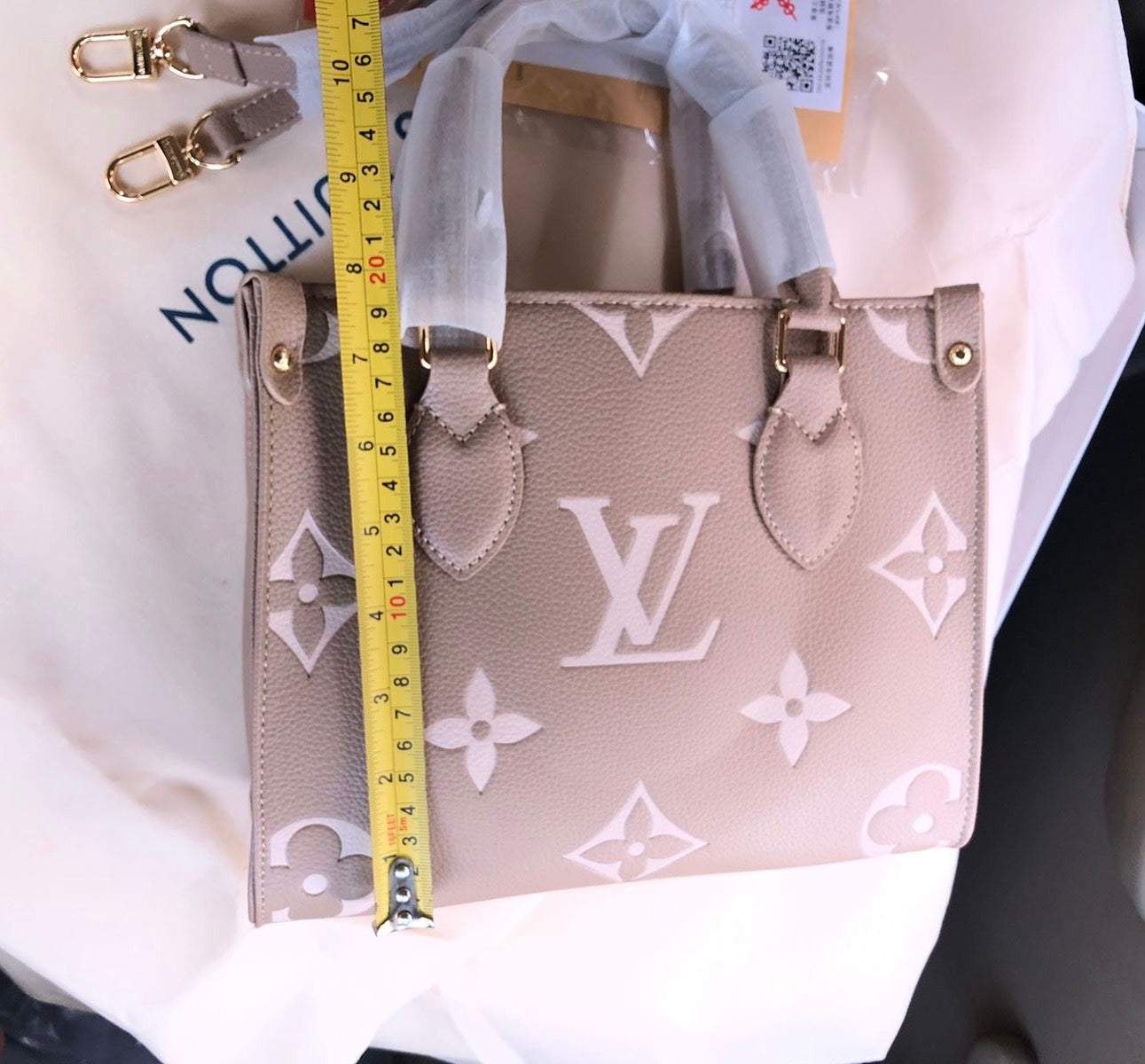 Lv Famous On The Go Handbags ( 3 Shades )