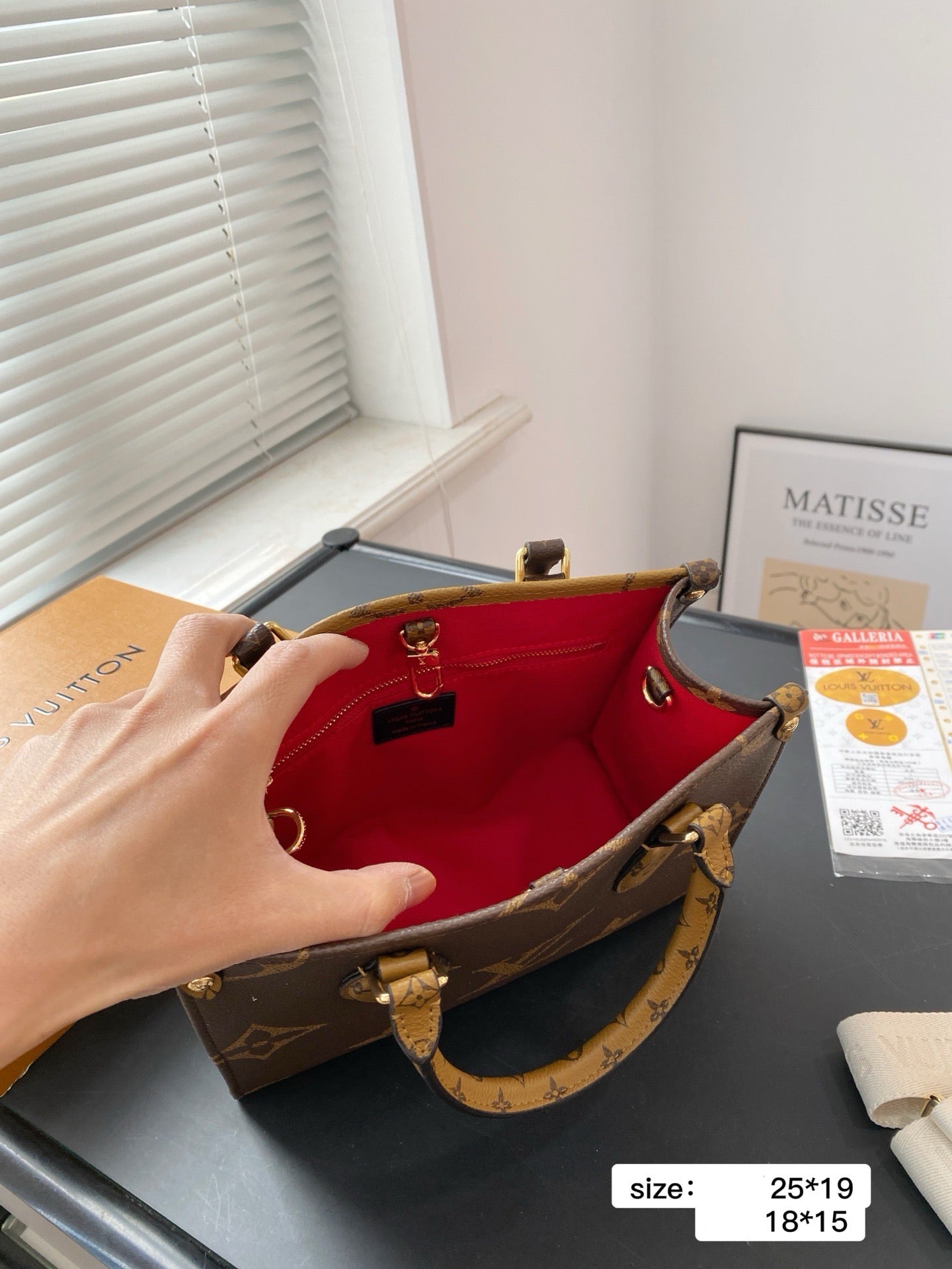 Lv Most Famous On the Go Bag ( 2 Sizes )