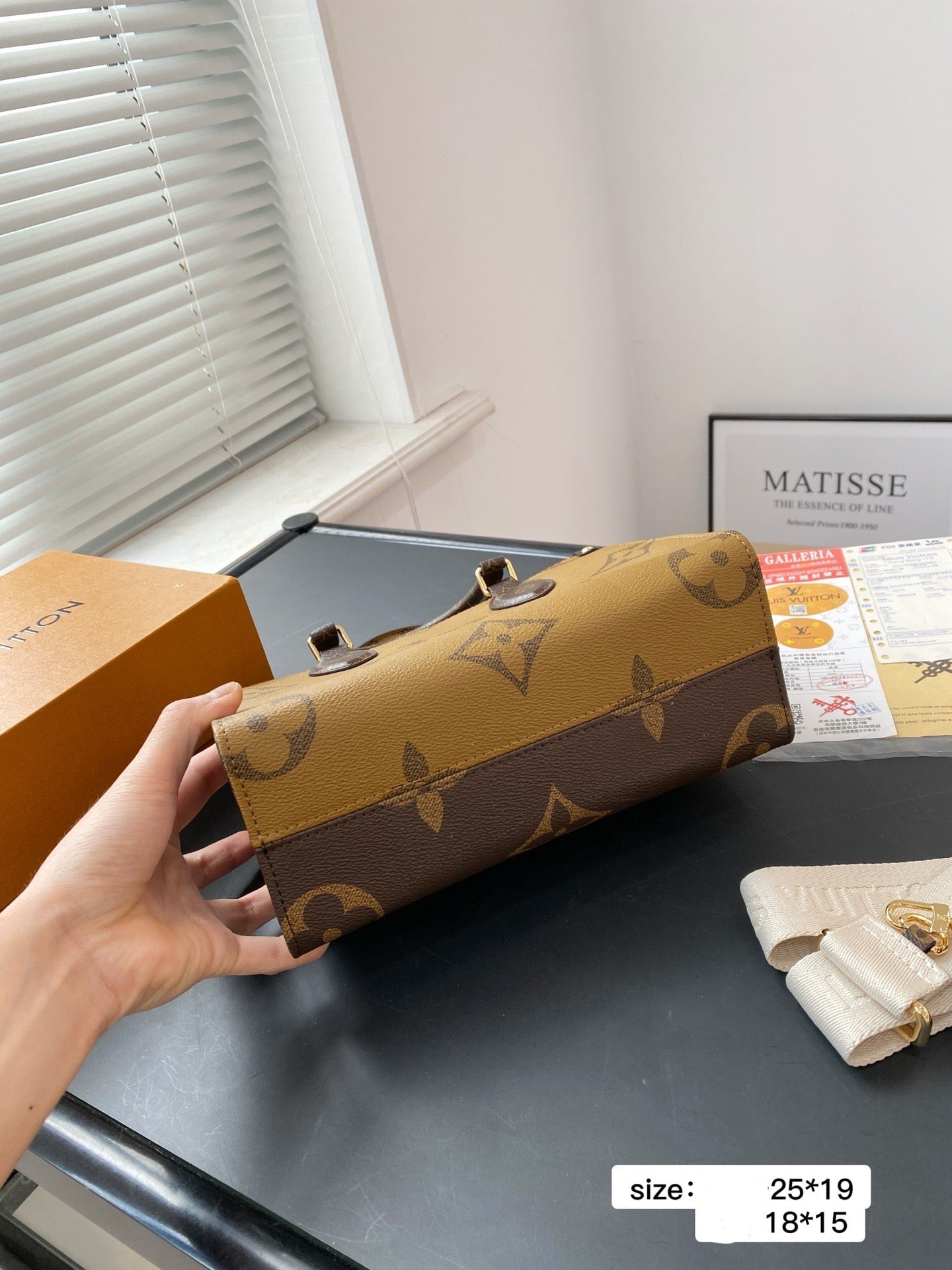 Lv Most Famous On the Go Bag ( 2 Sizes )