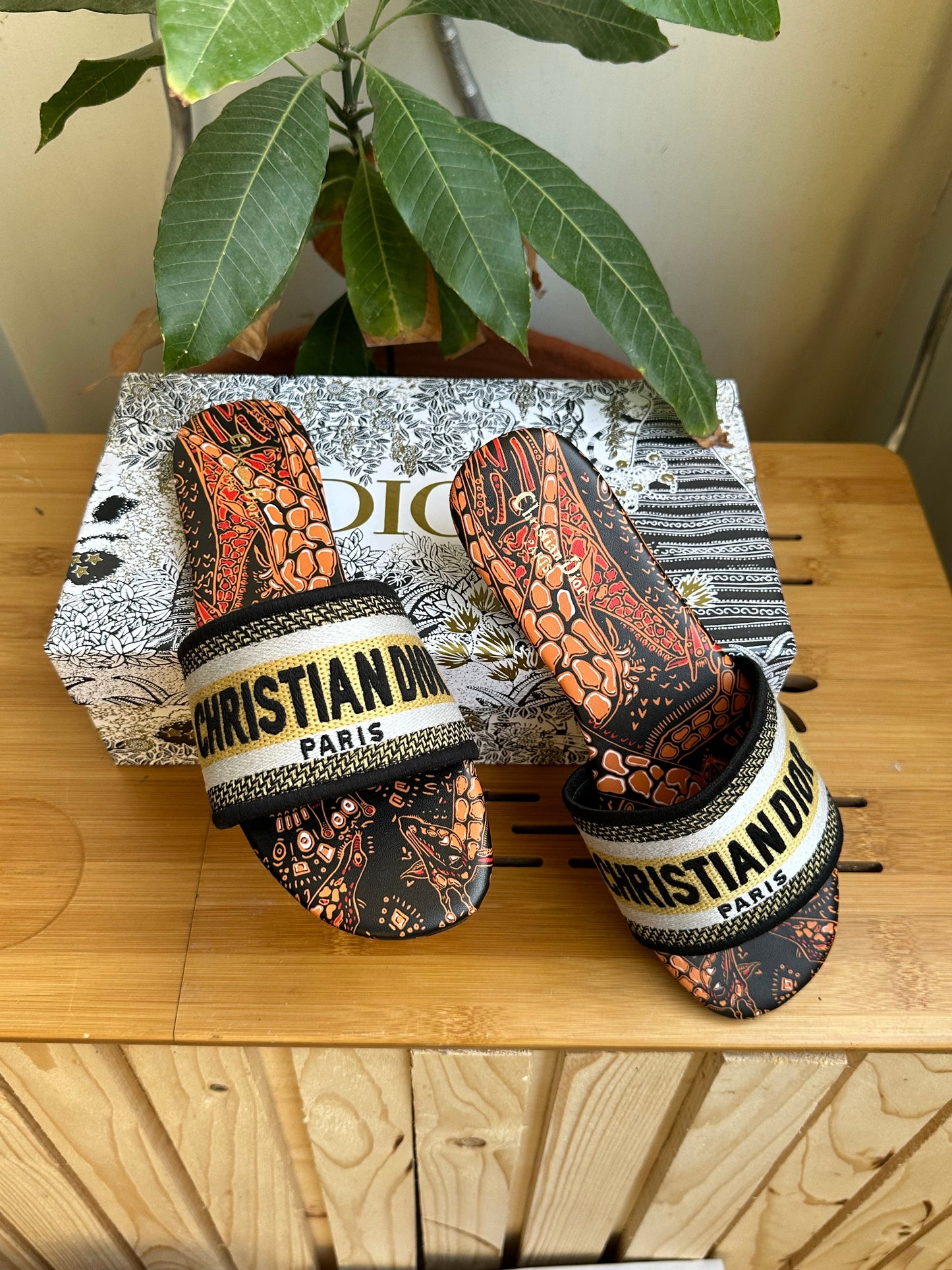 Di*r Embroidery Slide