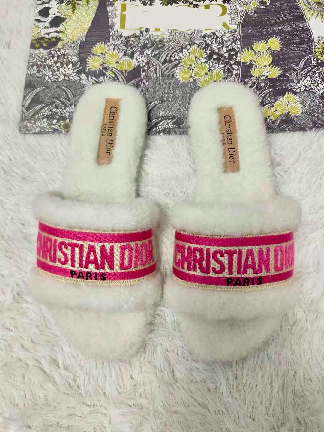 Di*r Soft Comfortable Sliders ( 4 Colours )