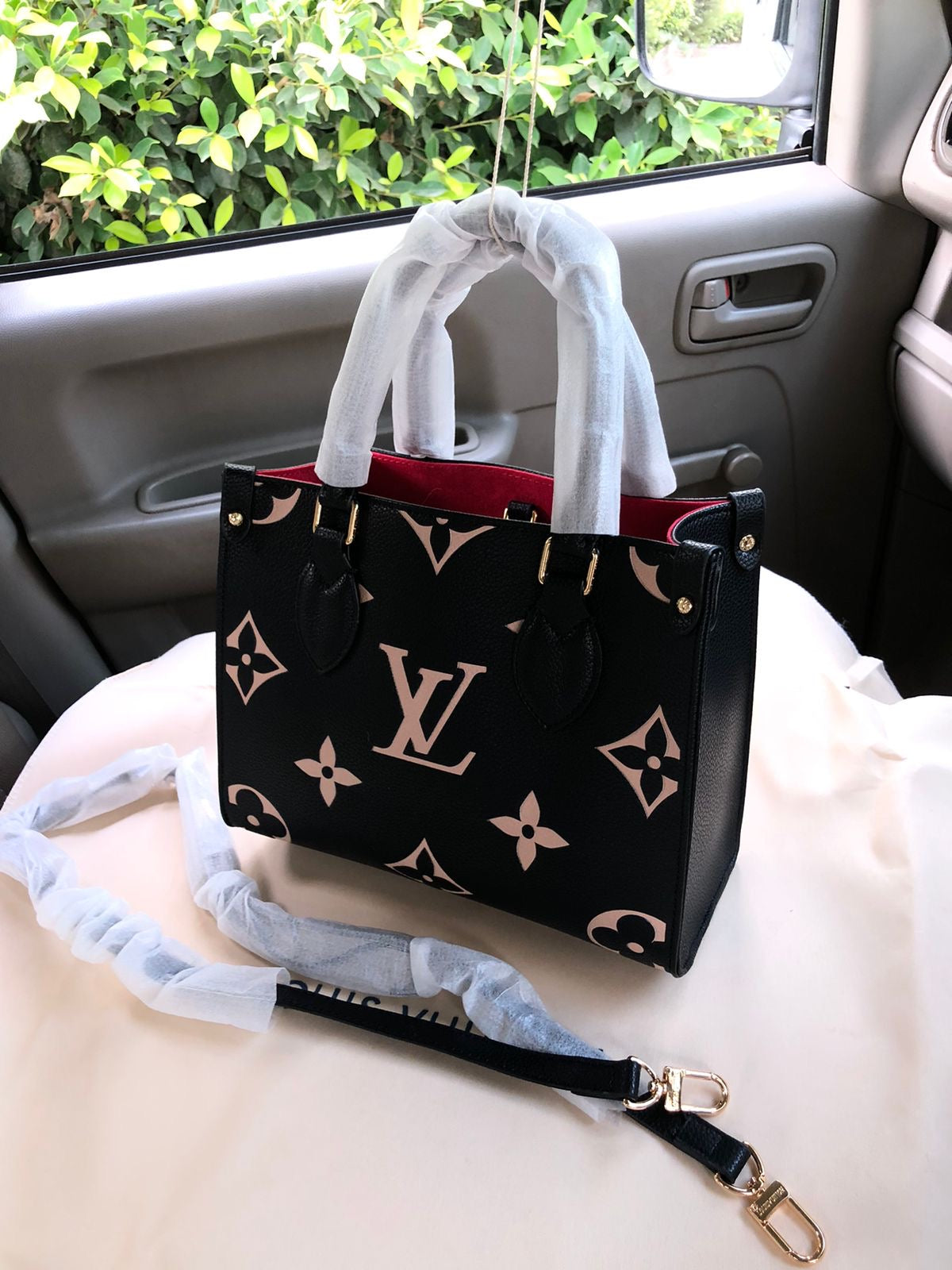 Lv Famous On The Go Handbags ( 3 Shades )