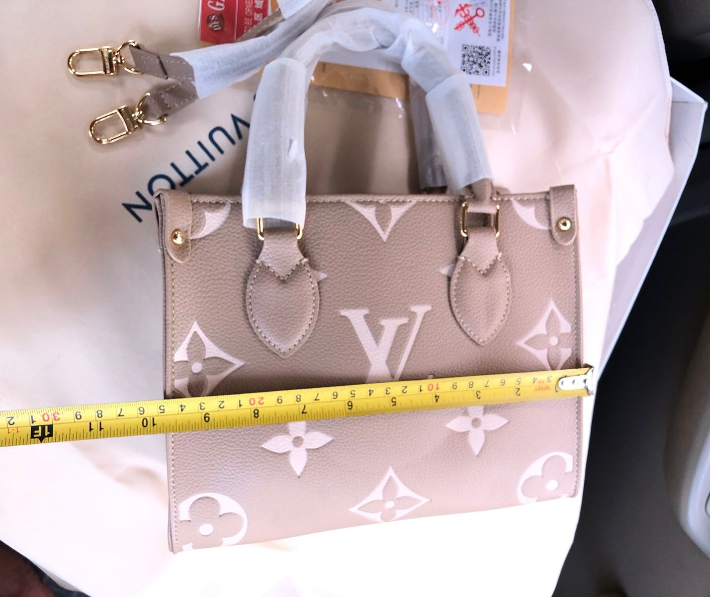 Lv Famous On The Go Handbags ( 3 Shades )