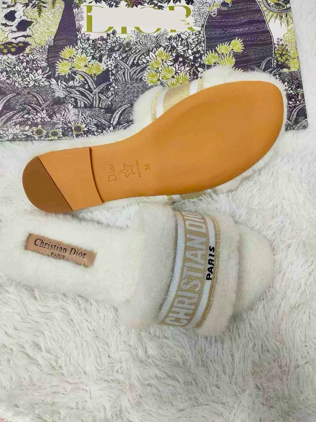 Di*r Soft Comfortable Sliders ( 4 Colours )