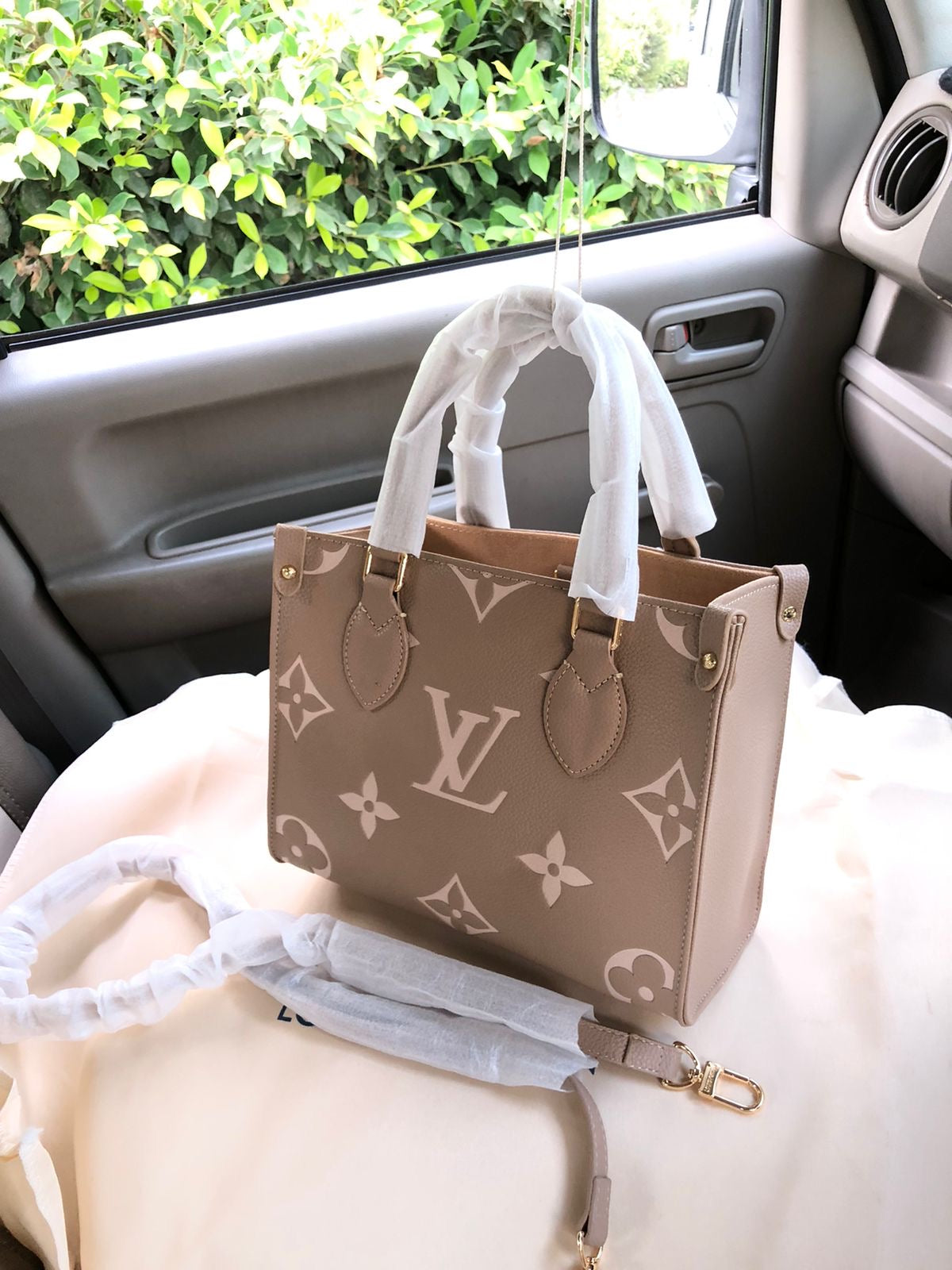 Lv Famous On The Go Handbags ( 3 Shades )