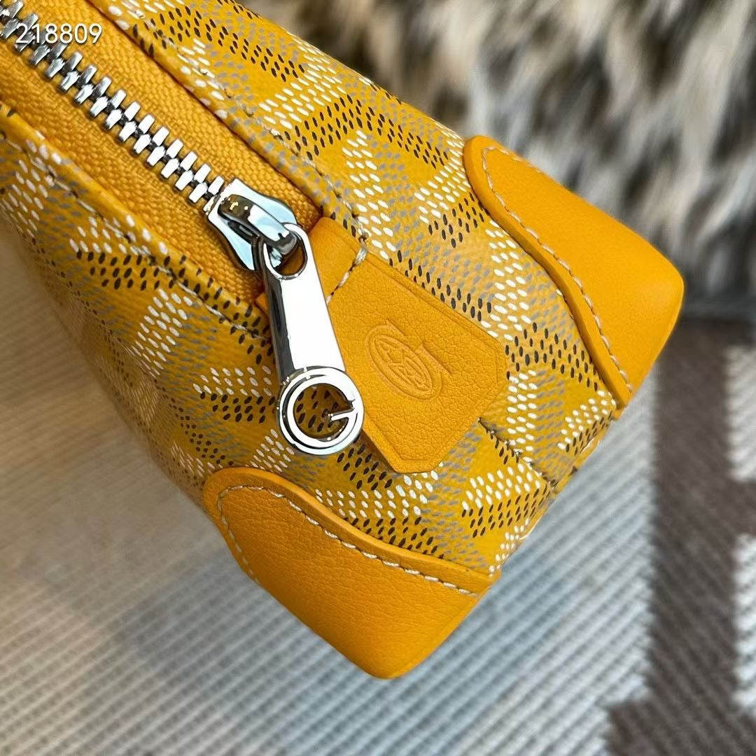 G*yard Vendome Pouch

Mini shell-shaped bag