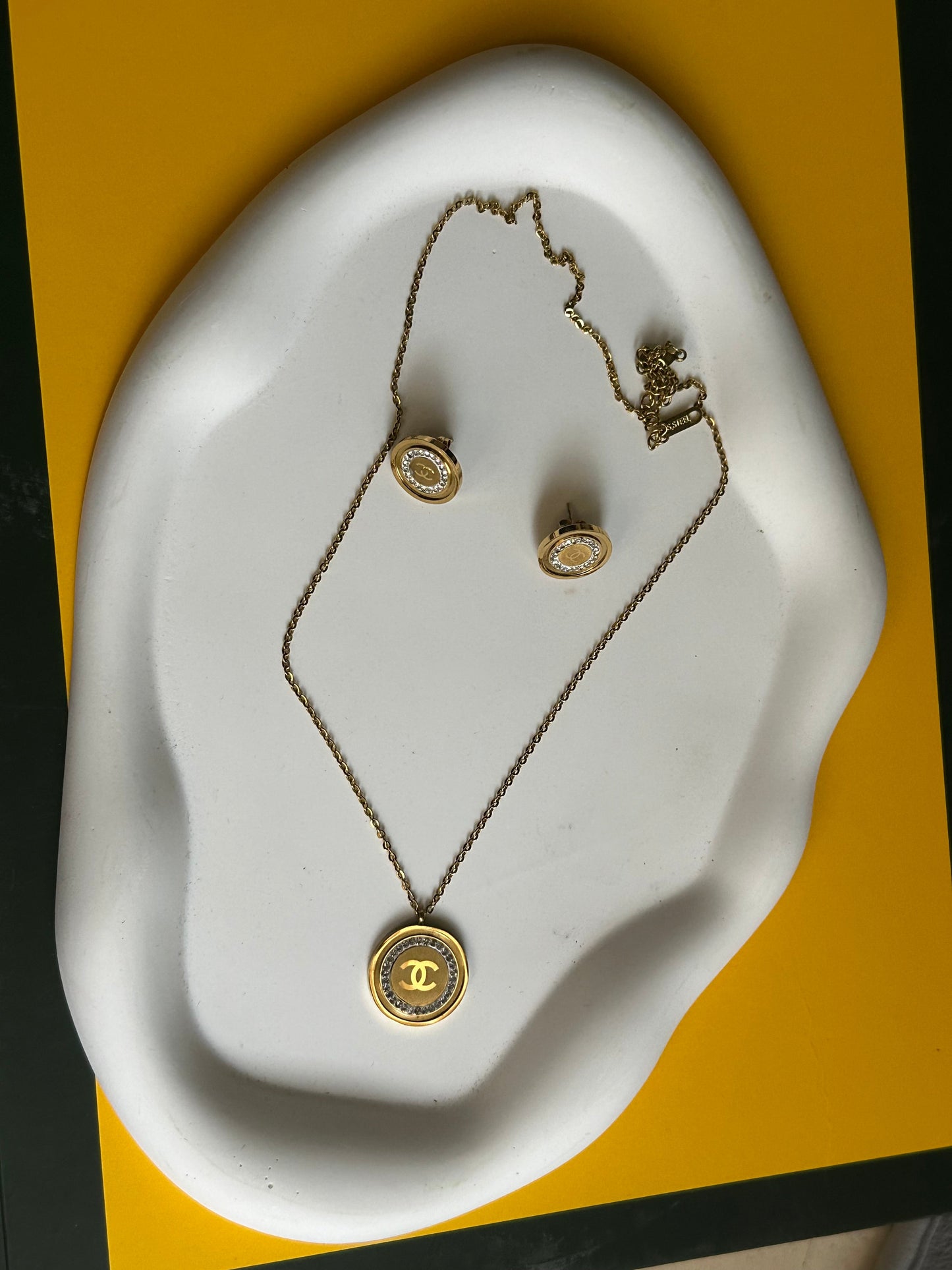 Necklace and earrings ( 5 sets )