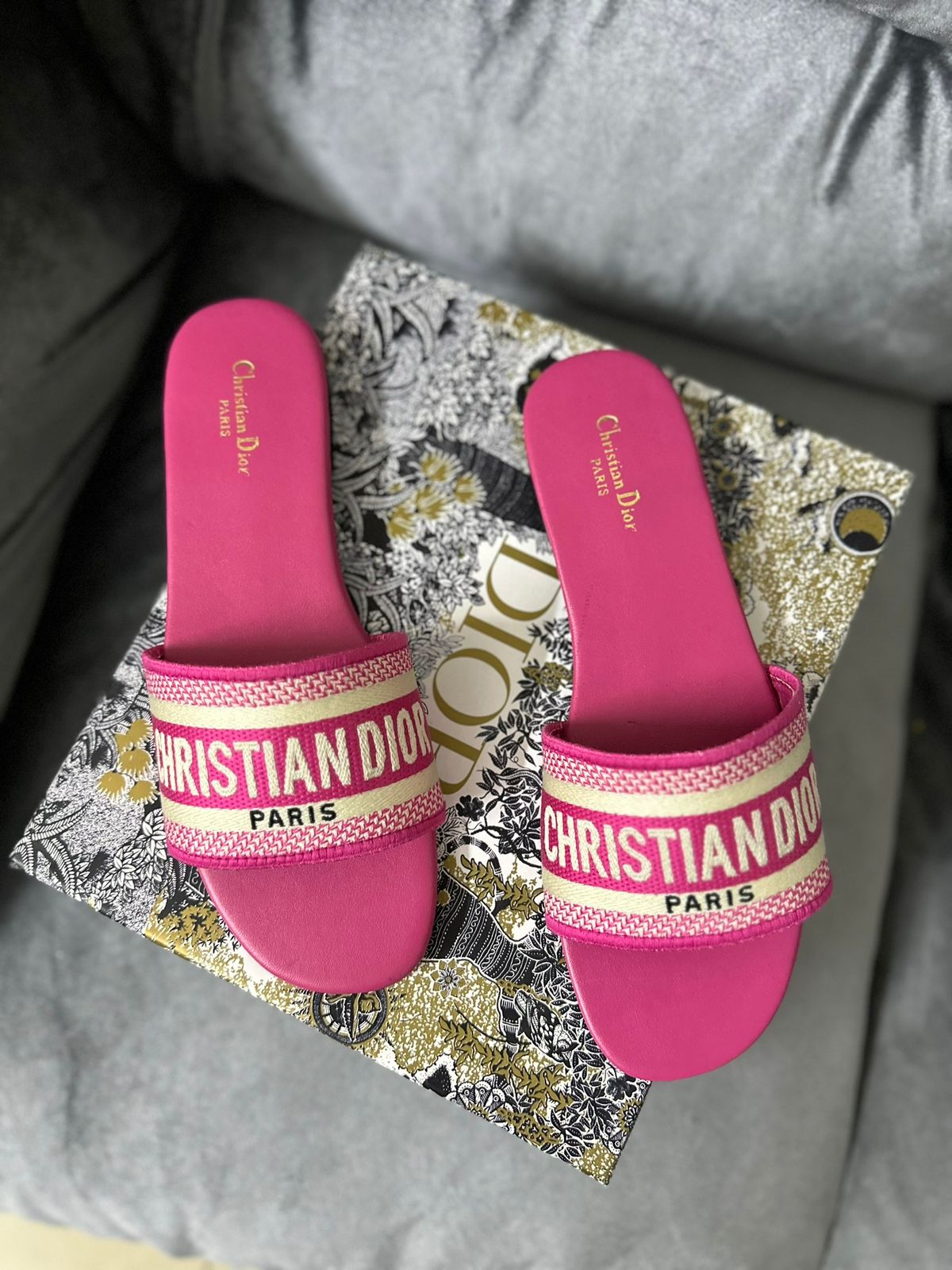 Di*r Embroidery Slide