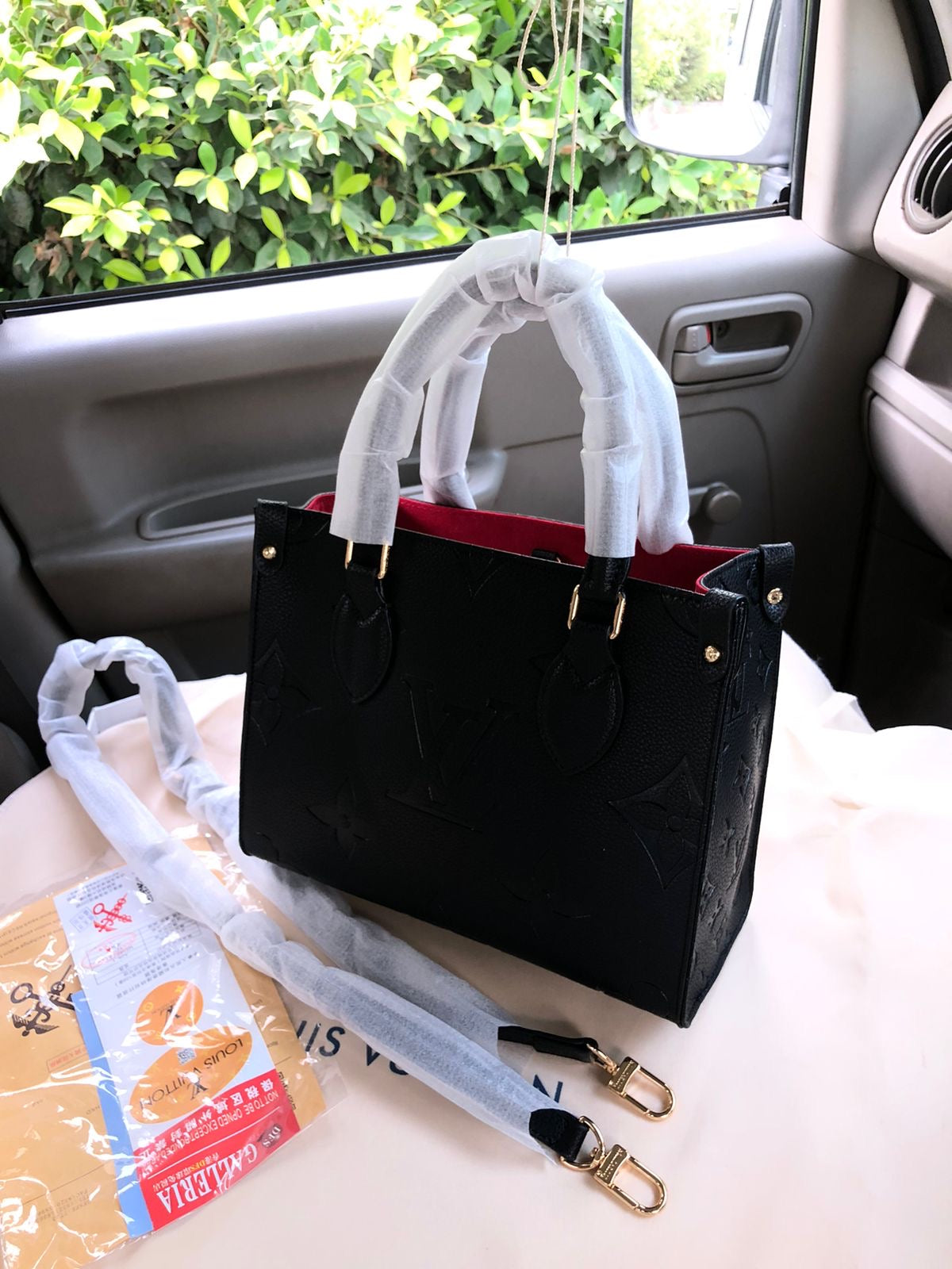 Lv Famous On The Go Handbags ( 3 Shades )